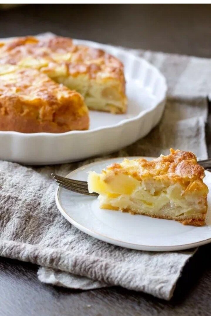 Шарлотка с изюмом. Шарлотка. Шарлотка от кухни наизнанку. Шарлотка. Шарлотка с яблоками и клубникой.