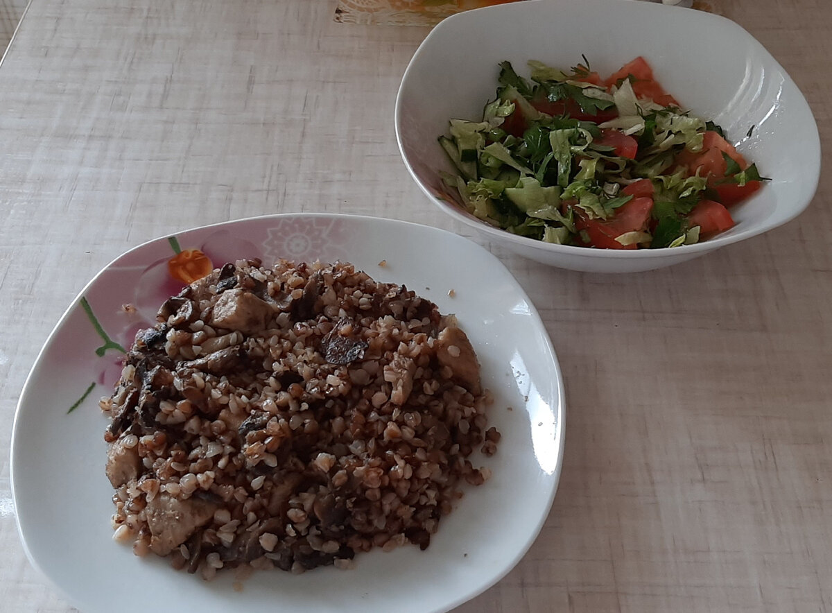 Гречка с шампиньонами и свининой. В салате: огурцы, помидоры, зелень и салат Айсберг.