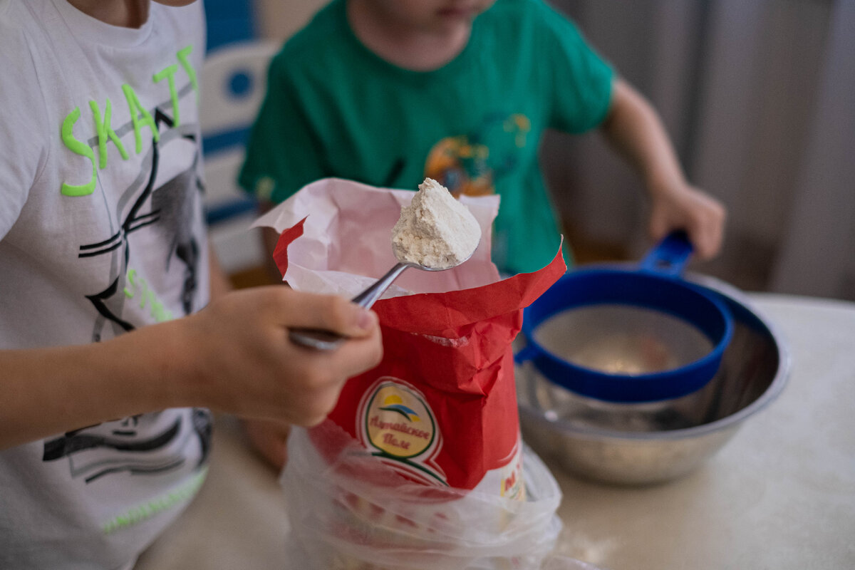 В столовой ложке с горкой помещается 30 граммов муки.