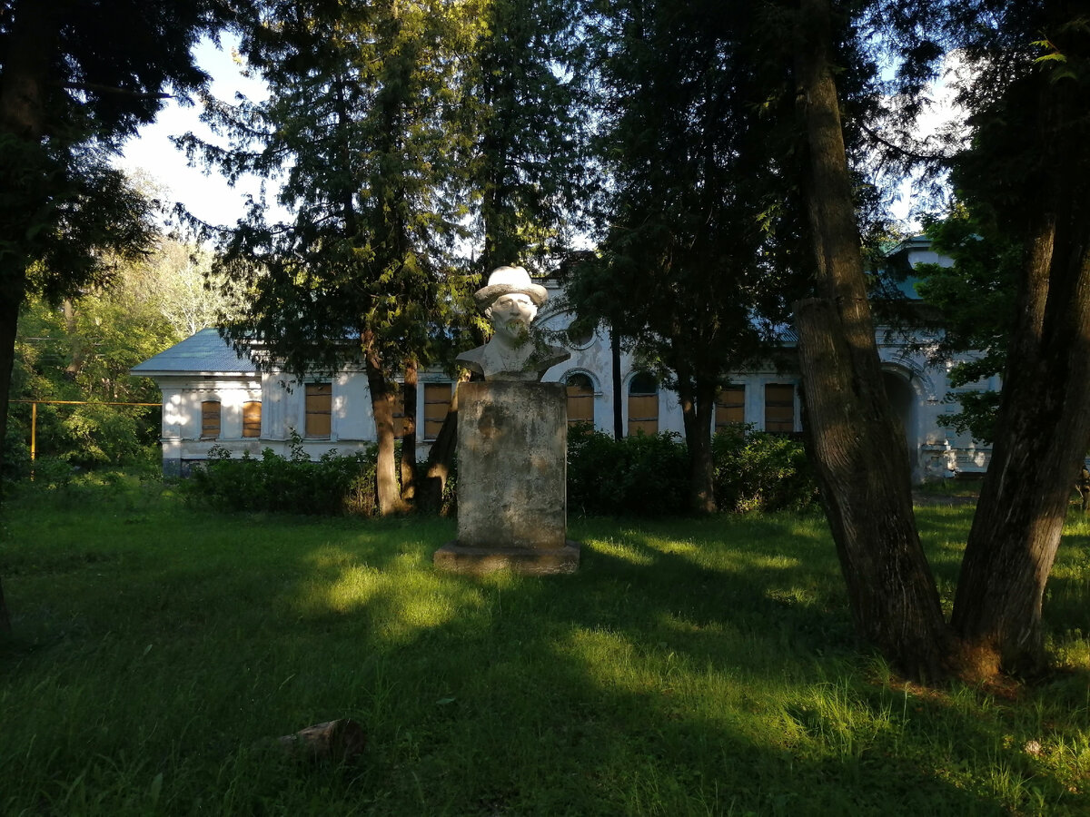 Памятник И. В. Мичурину.