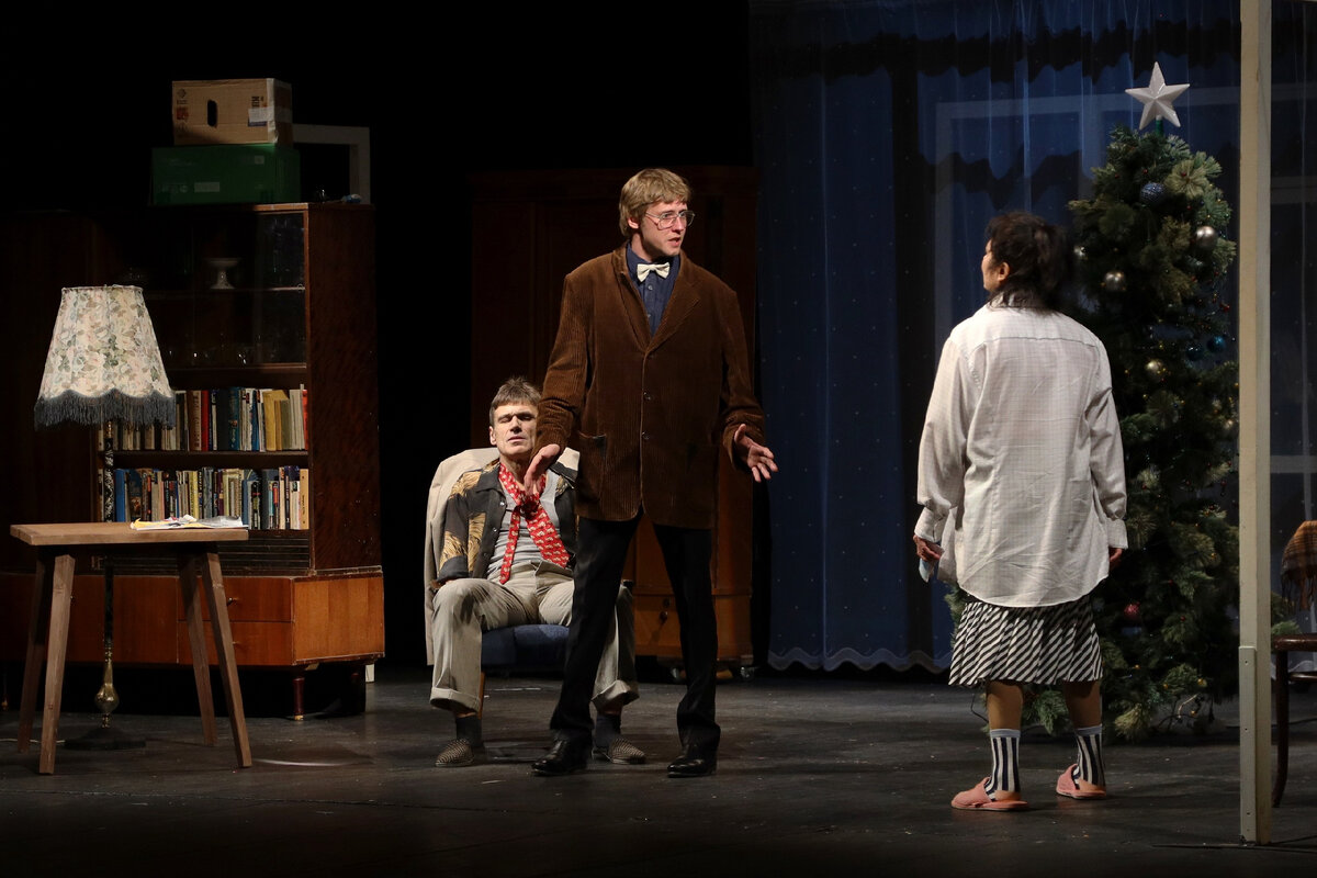 очередной театральный.