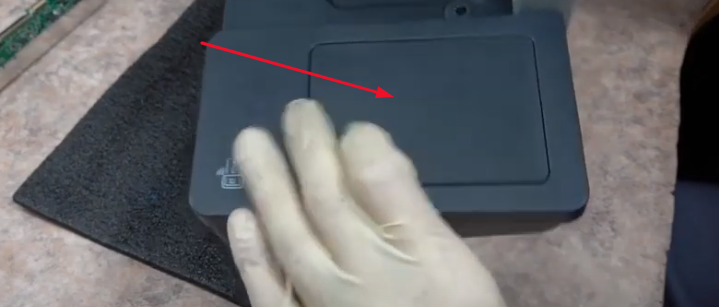 Расположение винта крепления крвшки