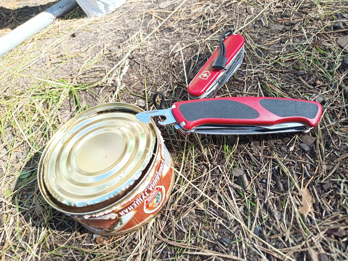 Victorinox Rangergrip поможет открыть консервы и сохранить при этом клинок ножа от повреждений 