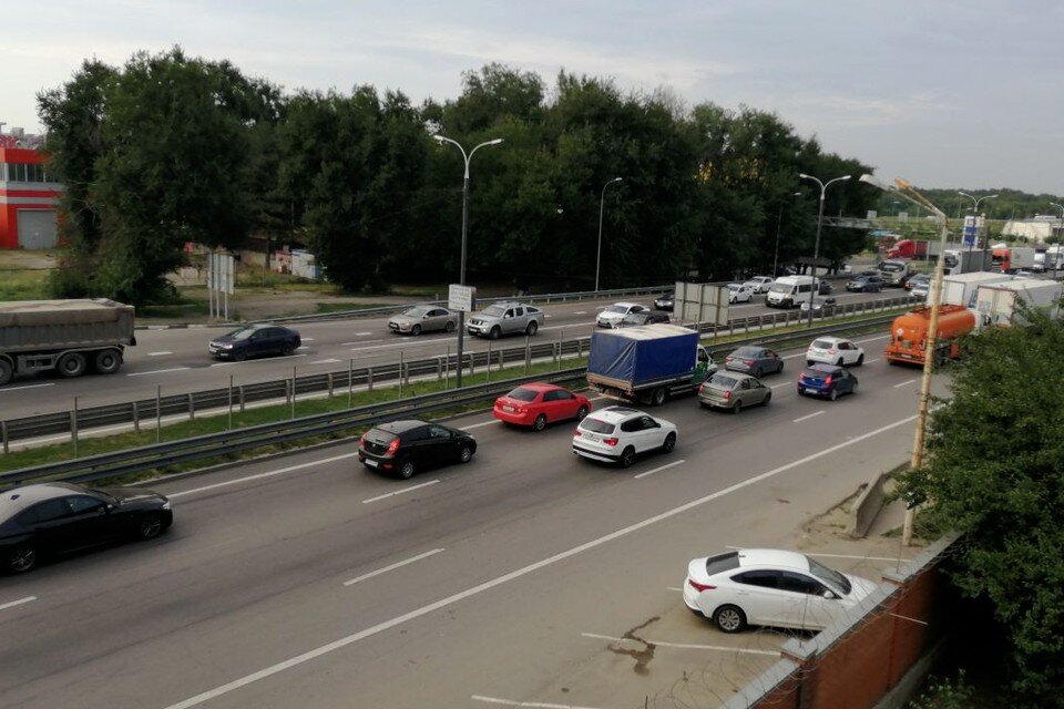     На трассе возле Мотелей собираются очереди из постояльцев Артур СЕЛИМОВ