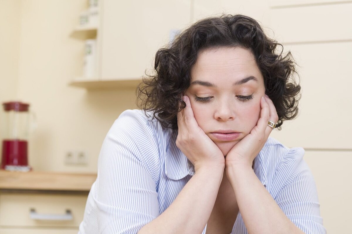     Почему появляются отеки в жару и что с этим делать: советы терапевта