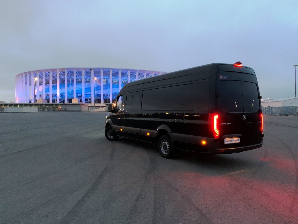 Фото автомобиля на фоне Футбольного стадиона на ул Стрелка