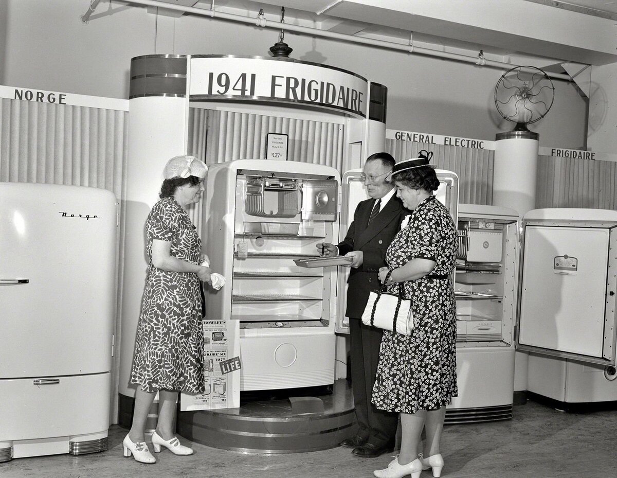 Холодильником года. Холодильник 30х годов General Electric. General Electric 1940 холодильник. General Electric 1938 холодильник