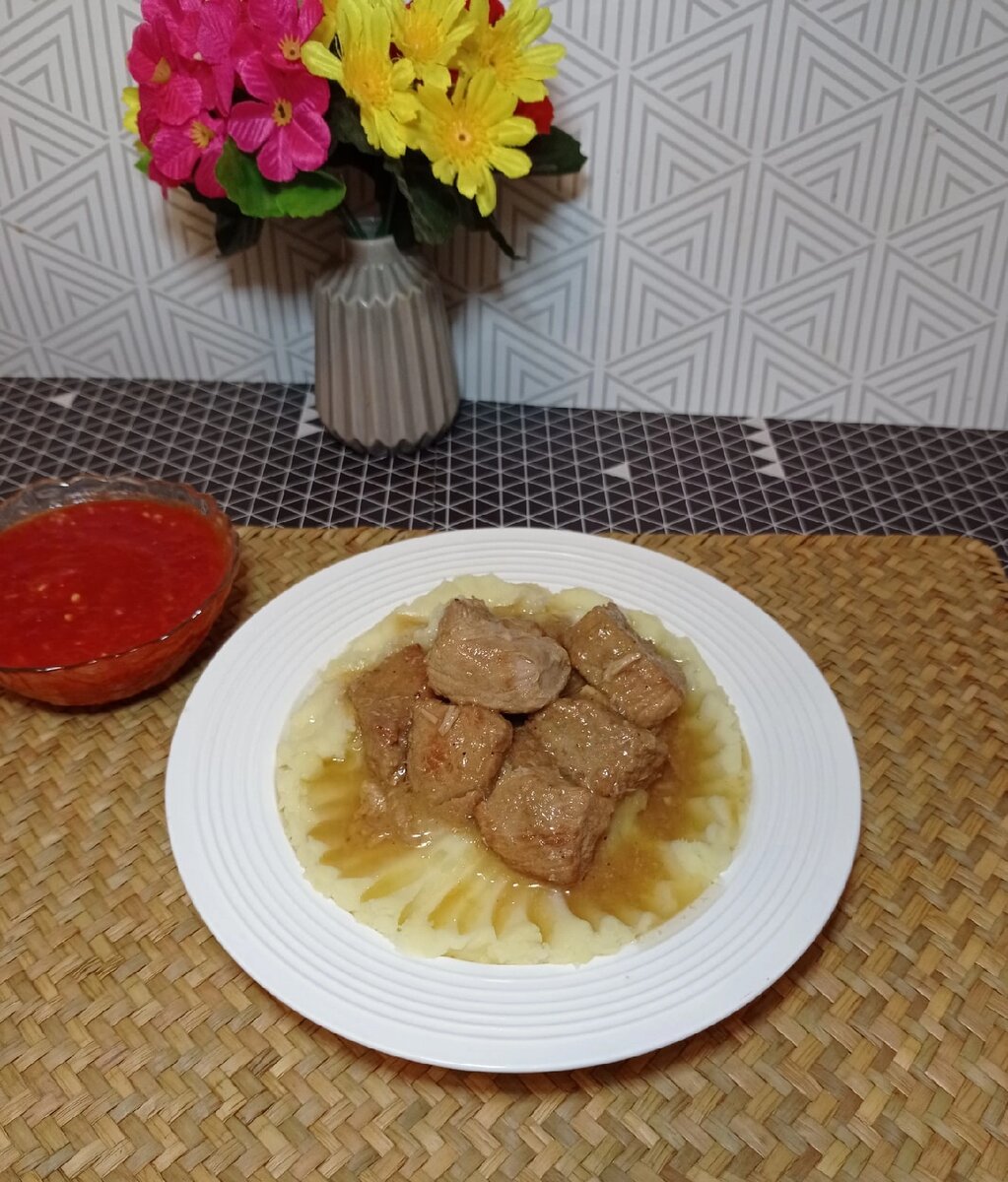 Полная кастрюлька с мясом на несколько дней. А гарнир к нему любой, свежеприготовленный Полная кастрюлька с мясом на несколько дней. А гарнир к нему любой, свежеприготовленный