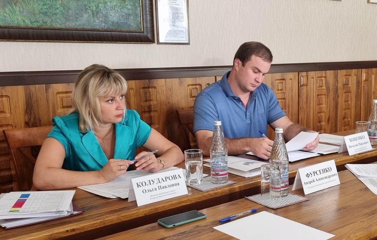    Министр образования и науки ДНР Ольга Колударова и председатель правительства ДНР Виталий Хоценко (слева направо)  Низами Гаджибалаев/ТАСС