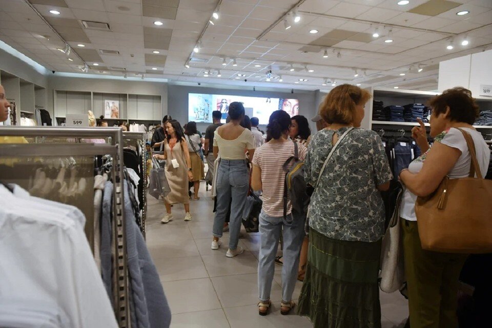     В Новосибирске за 500 рублей стали продавать места в очереди в H&M. Алексей БУЛАТОВ