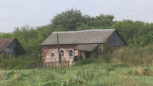 Красивый старинный дом в селе Каменная Лубна. Нашли камни из Ледникового периода