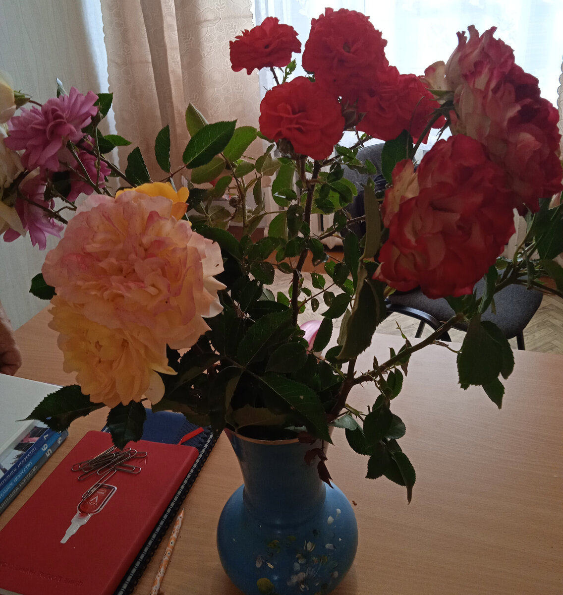 Розы, в вазе на столе заместителя директора по учебной части. Она вырастила сама.