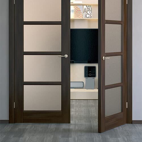 Межкомнатная пластиковая дверь