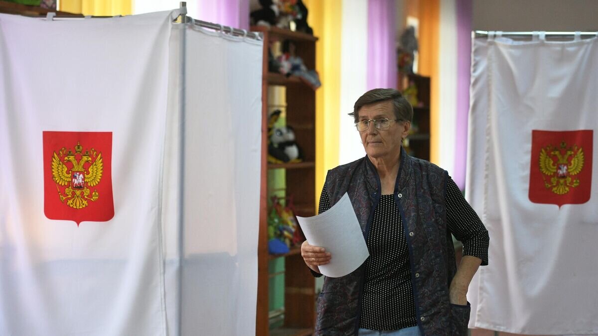    Женщина голосует на выборах депутатов Государственного совета Республики Крым на избирательном участке №810 в Красногвардейском районе Республики Крым© РИА Новости / Константин Михальчевский