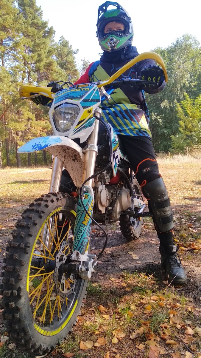 Фото небольшого опыта на таком типе мотоциклов (питбайк. Небольшой, лёгкий эндуро но с двигателем не менее проворным чем у эндуро). На фото мой братишка на питбайке.