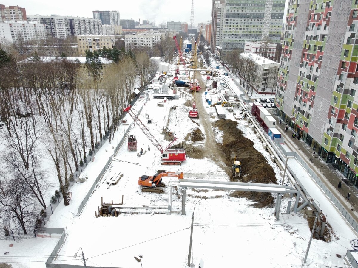 📷 1: Общий план на стройплощадку. Вид от монтажной камеры в сторону платформенной части.