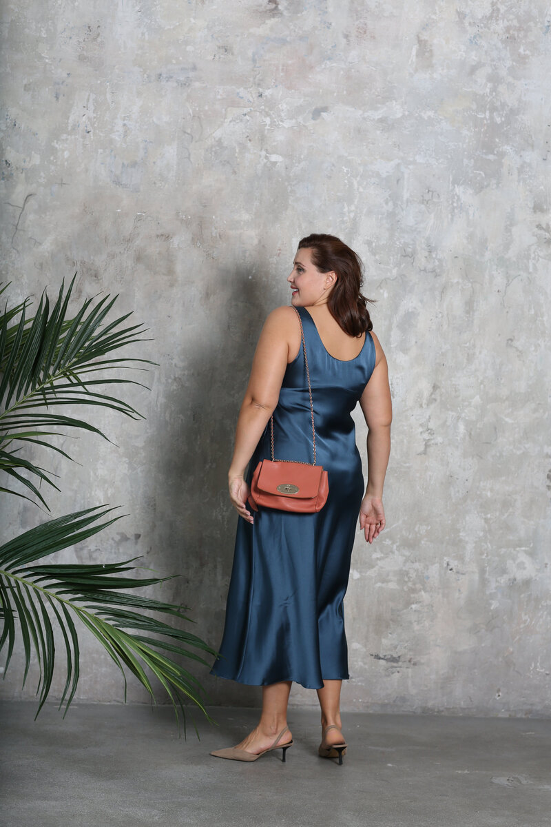 Широкие бретели позволяют носить любое удобное белье, а двойной лиф надежно скрывает контуры белья.