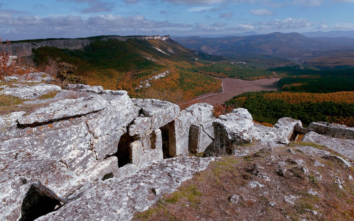 Бахчисарай гора Мангуп. Мангуп-Кале в Крыму. Пещерный город Мангуп. Плато Мангуп в Крыму.