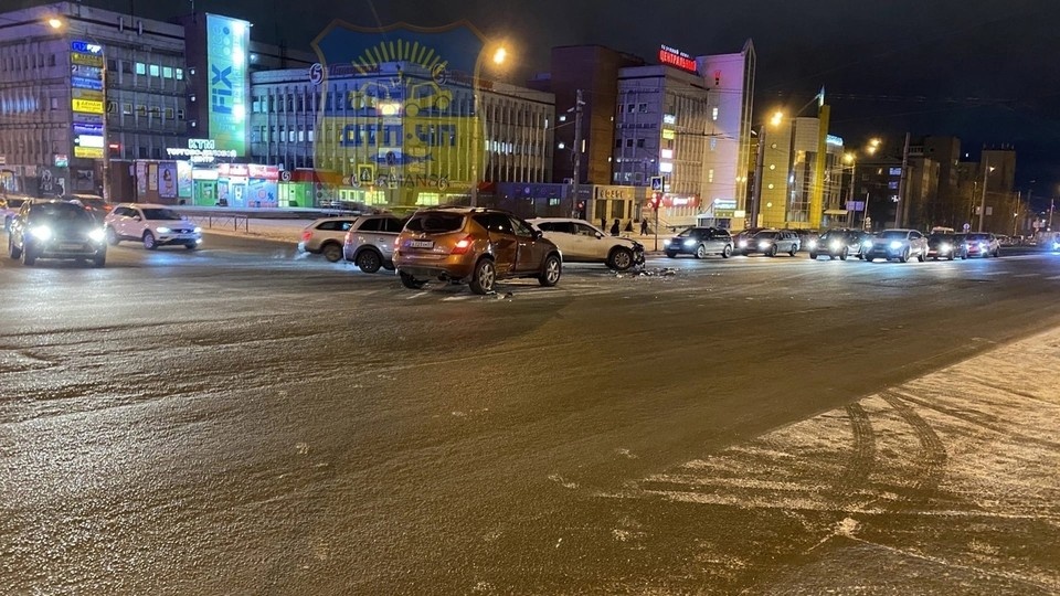    Три машины столкнулись у кинотеатра "Мурманск". Фото: vk.com/murmansk_dtp