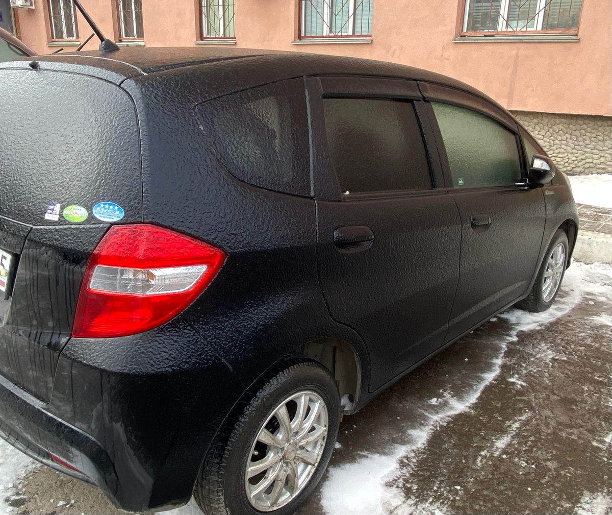 Под колесами лед, он же покрывает почти всю машину. В галерее еще фото, полистайте ;)