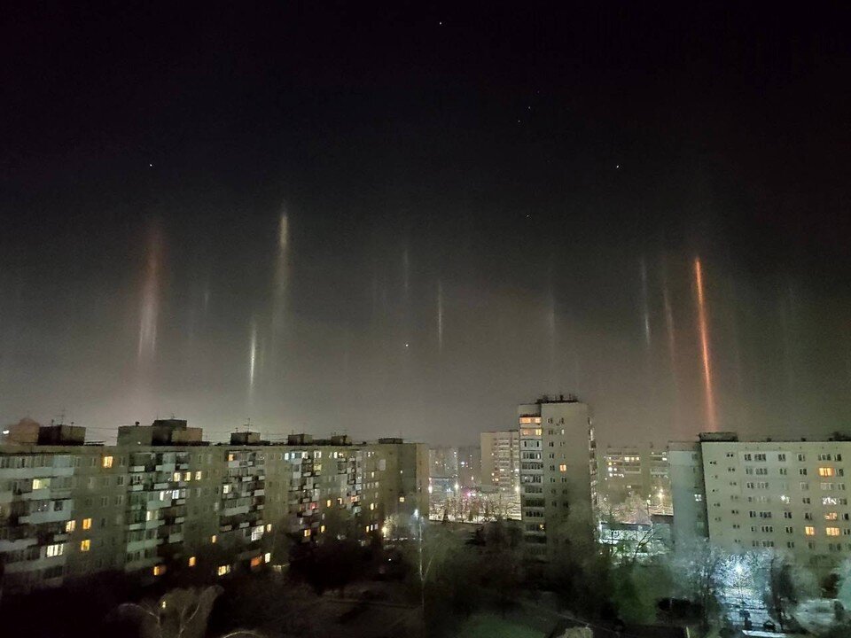     Вертикальные линии света пронзают воздух и устремляются высоко вверх. Фото: телеграм-канал "Нижний №1"