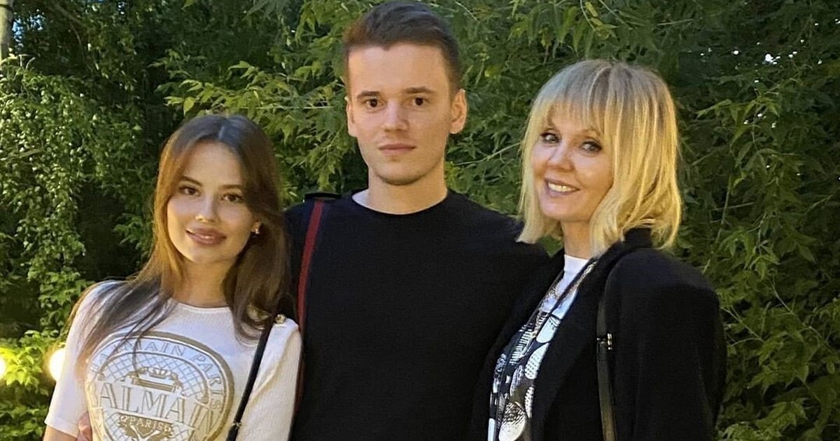 Валерия с младшим сыном и его женой, соцсети