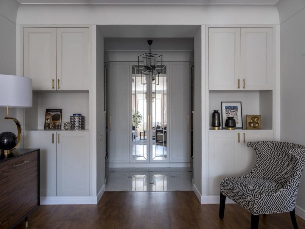 Шикарно и необычно. Элегантная квартира в современном классическом стиле с нотками этно и арт-деко