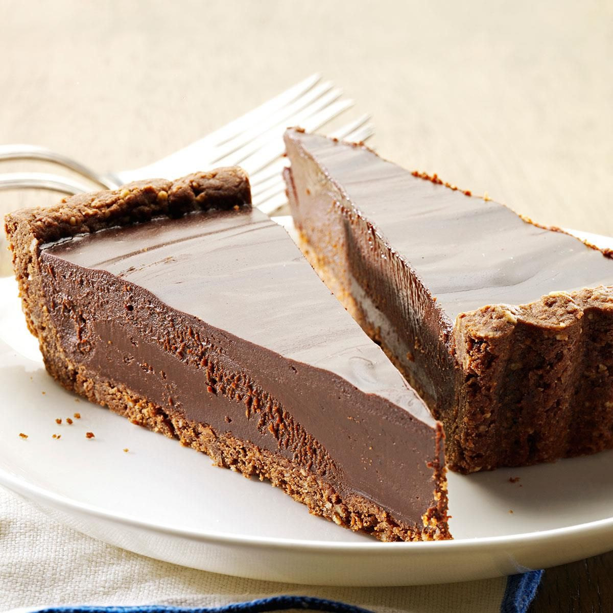 Шоколадный тарт. Тарт шоколад-кориандр. Шоколадный тарт подают. Тартар шоколадный. Truffle Tart.