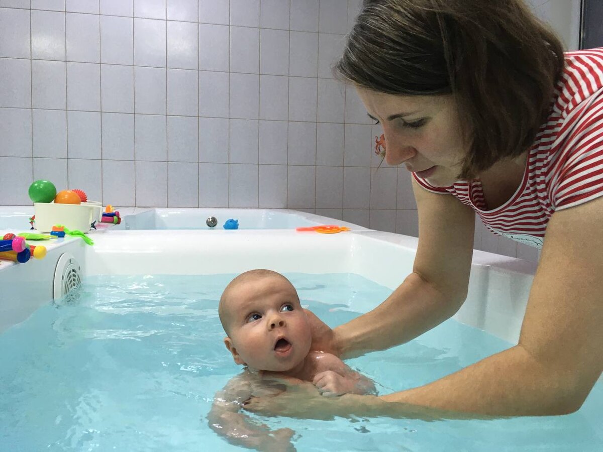 У каждого ребенка своя чаша для купания.