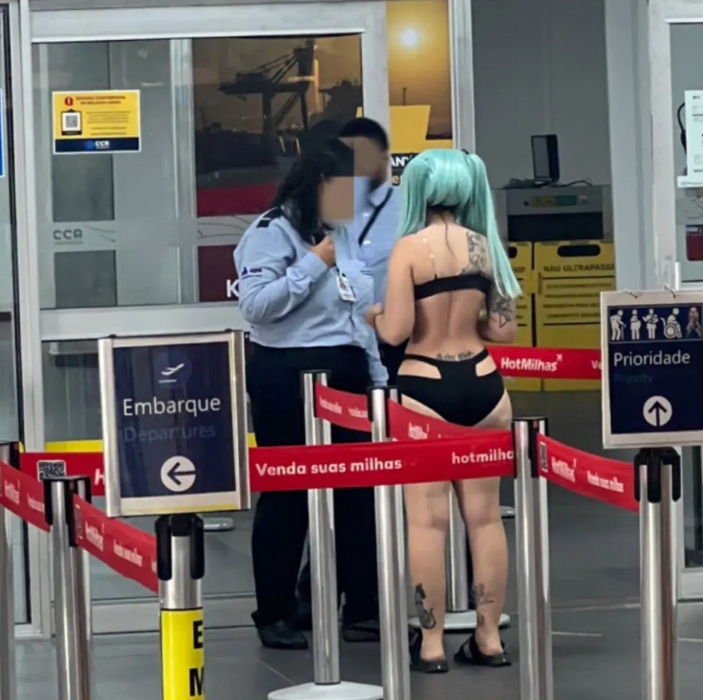 КИНЕ-ТЯН ПЫТАЕТСЯ ПОПАСТЬ НА САМОЛЁТ. ФОТО: NYPOST.COM