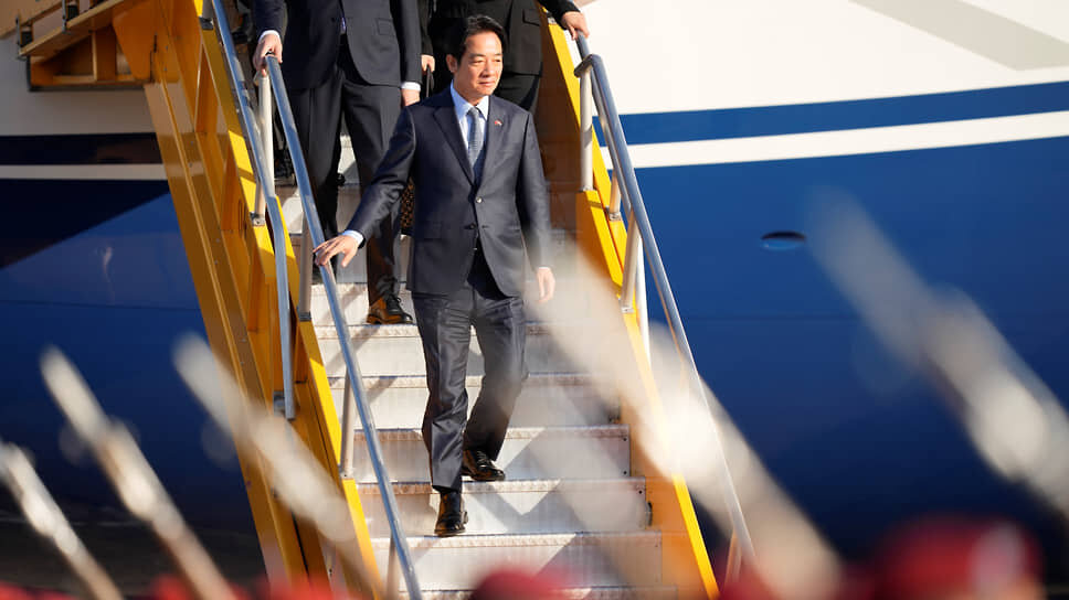 Фото: Jorge Saenz / AP📷Вице-президент Тайваня Лай Циндэ сходит с трапа в парагвайский аэропорт Сильвио Петтиросси