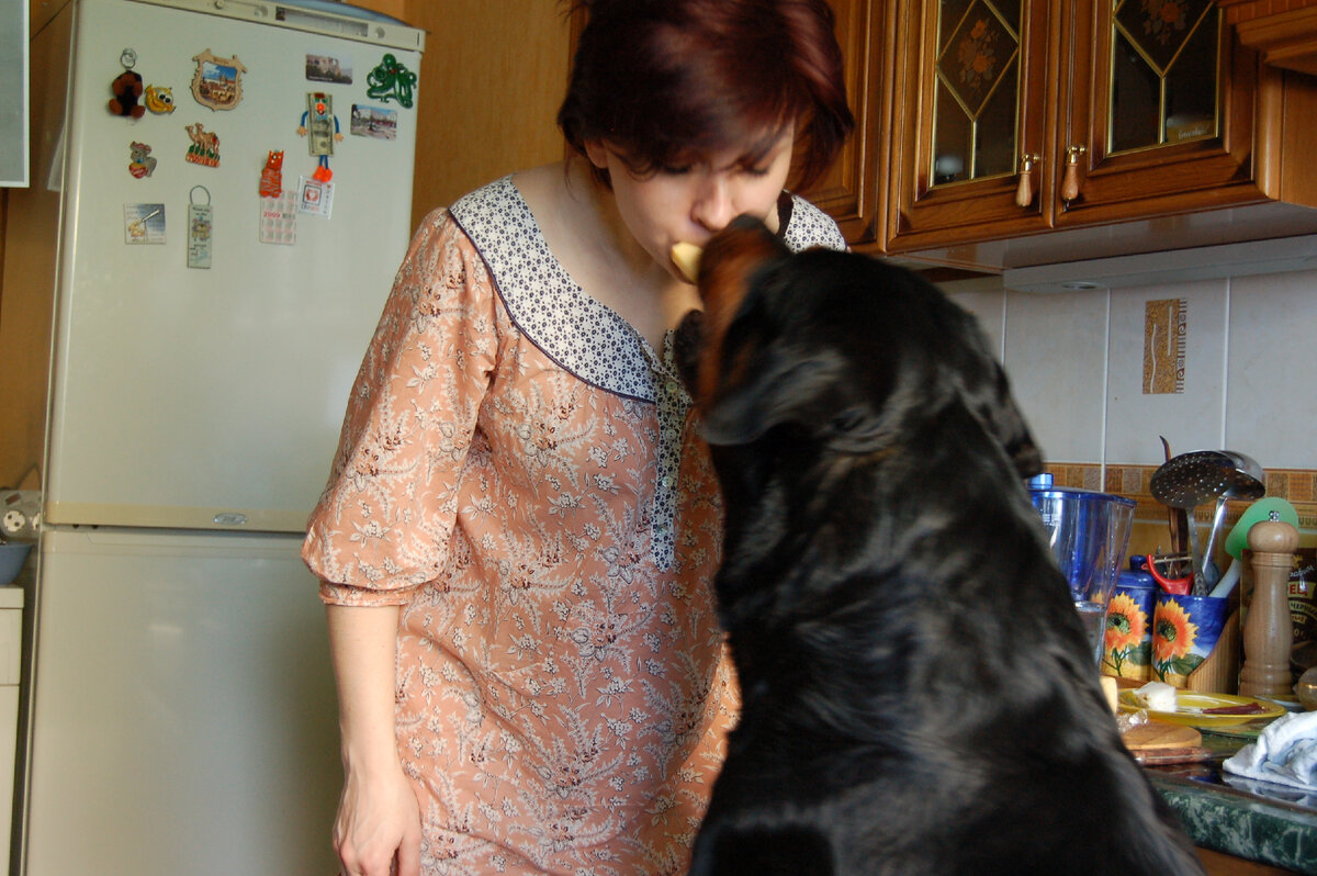 Дан аккуратненько берёт сыр, который супруга держит во рту. 