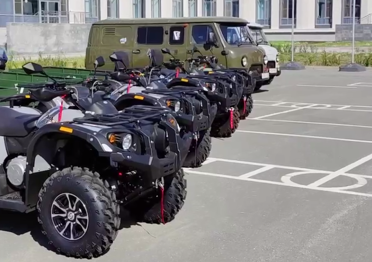 Из Омской области в среду, 16 августа, отправили гуманитарный конвой с техникой для бойцов СВО. Об этом сообщили в пресс-службе правительства региона.