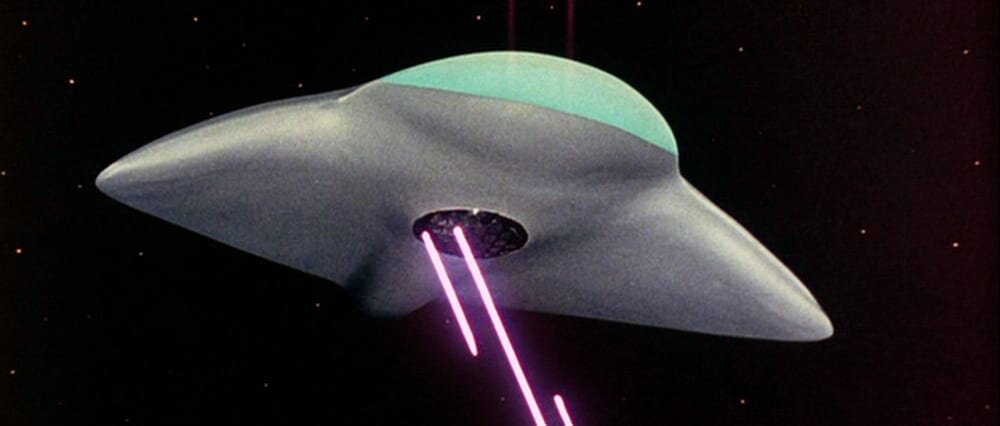 Корабль пришельцев пуляет лазером