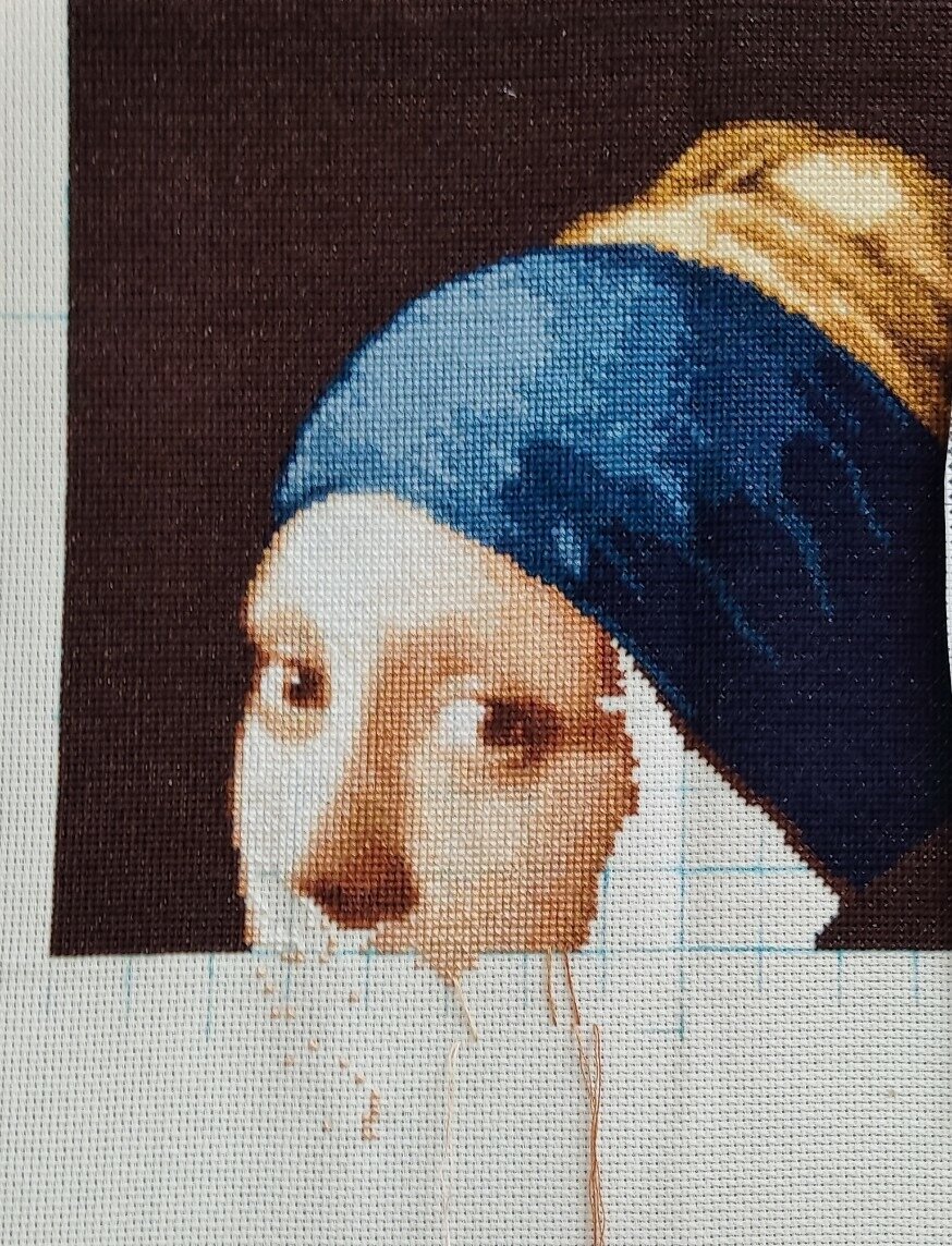 вышит глаза и носик. Светлана вышивает "Девушку с жемчужной серёжкой" по картине Вермейра. набор от Золотого Руна