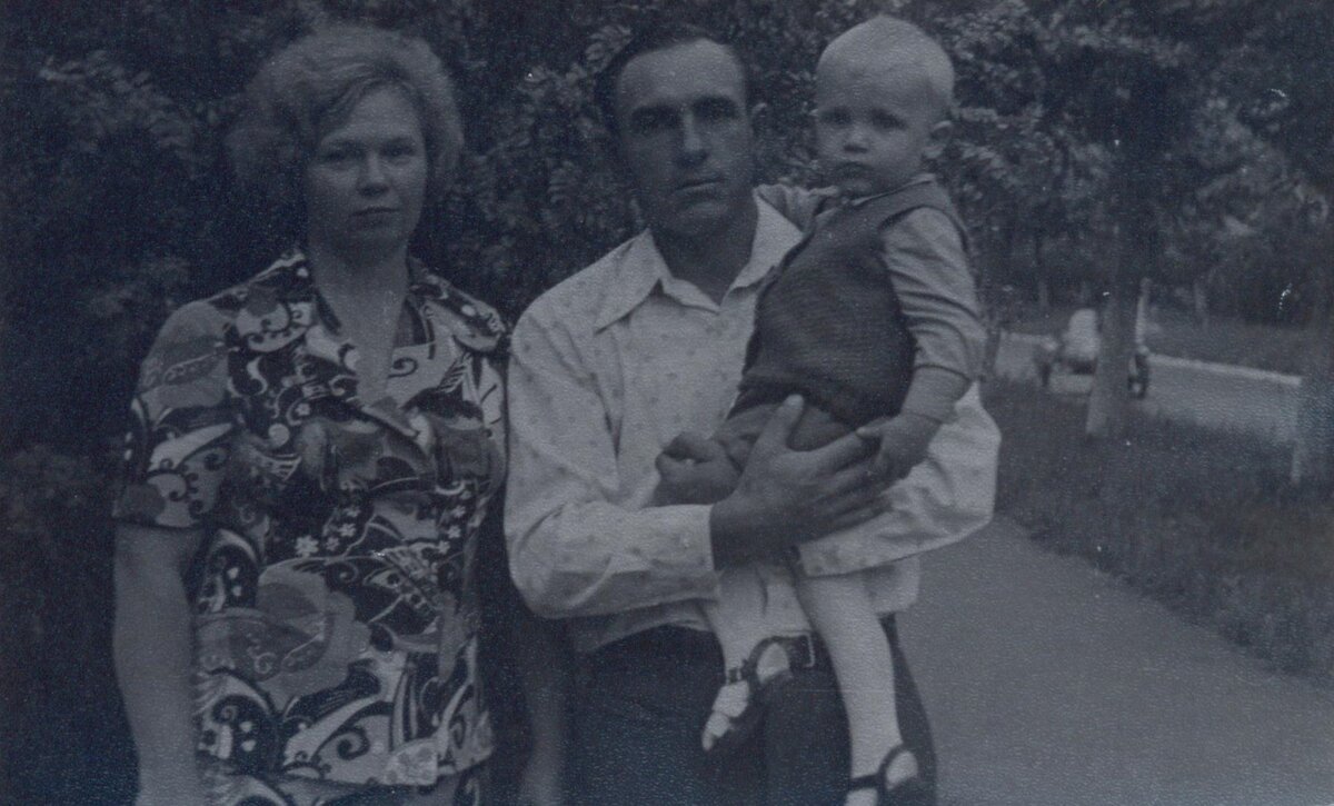 Тамара Казакова с мужем и сыном.1977 г. Город Салават. Фото: из архива автора