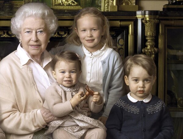 Редкие комментарии королевы о ее правнуках - Шарлотте, Джордже и Луи