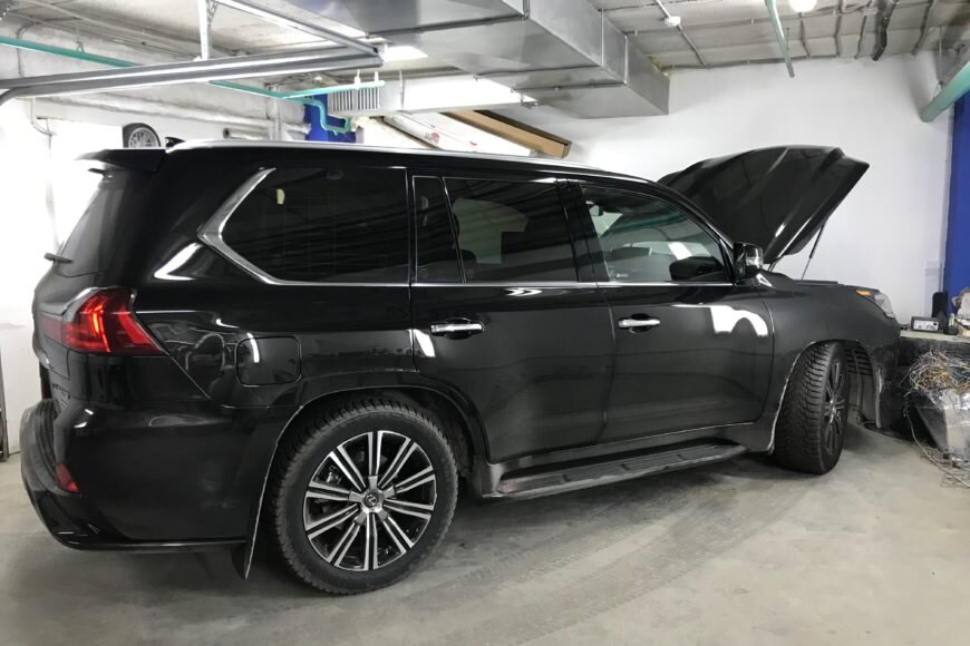 Построение правильного охранного комплекса для автомобиля Lexus LX570 Основные уязвимости:Штатный радио-канал, его очень просто ретранслировать, а так же открыть кодграббером.
Вскрытие личинки двери, и дальнейшее подключение к диагностическому разъему и запись новых ключей, эта дыра в безопасности была оставлена специально производителем, для того что-бы была возможность прописать новые ключи на случай утери владельцем, угонщики тоже пользуются этим способом довольно часто.
Замена блоков управления двигателем или блоков сертификации, на заранее подготовленные для угона, более редкий но все-же частый способ угона.
Построение защиты от угона
Защита строится в несколько контуров, первым контуром выступают штыревые блокираторы дверей, подключение к личинке водительской двери (при первой попытке проворота личинки сработает сразу тревога сигнализации), штыревые блокираторы нужны для запрета доступа в автомобиль, даже если смогли провернуть личинку двери. При этом обязательно делается бронирование стекол, в этом случае в автомобиль будет практически невозможно попасть. Штыревые блокираторы работают через специальный контроллер, который позволит получить доступ в автомобиль если у вас разрядится акб или возникнут проблемы, более того в случае подготовке вашего автомобиля к угону, если например у вас обрежут провода от штыревого блокиратора то контроллер сразу выдаст световую индикацию водителю о том, что штыревой блокиратор не в порядке.

Вторым контуром  выступает сигнализация и блокировки двигателя в салоне автомобиля, в салоне автомобиля делается обязательно следующие вещи:

электронная защита диагностического разъема, устанавливается микро-реле, которое будет блокировать разъем OBD глубоко в проводке автомобиля, не давая быстро подключится диагностическим оборудованием, и соответственно значительно замедлит возможность записи дополнительных ключей.
Блокируется штатный радио-канал автомобиля, на момент когда метка сигнализации отсутствует в зоне действия автомобиля, штатный ключ не будет играть никакой роли, ни нажатия на клавиши, ни активная часть ключа которая и является основной дырой и именно её ретранслируют угонщики.
Делается вторичная авторизация владельца посредством ввода специального пин-кода, пока вы не введете пин-код автомобиль никуда не поедет, и замки капота остаются в закрытом положении.
Делается несколько блокировок двигателя в салоне автомобиля, минимум 

Третий контур работы охранного комплекса — подкапотная зона автомобиля, зона в которую можно попасть только после ввода пин-кода владельца который имеет при себе метку сигнализации, только при этих 2-х условиях будет доступ под капот автомобиля.

На автомобилях Лексус LX570 необходимо устанавливать минимум 2 замка капота с антиспильной системой и бронированными рукавами, аварийные тросы замков при этом полностью убираются, в замен делается аварийное открывание замков по специальному пин-коду на крышке багажника на случай разряда аккумулятора. Замками капота управляет специальный модуль, который связывается с сигнализацией по радио-каналу, под капот не идет никаких проводов, зона салона всегда полностью автономная от зоны капота, так же под капотом делаются 1-2 блокировки двигателя, полностью автономные от сигнализации, таким образом если даже кто-то выкорчует сигнализацию в салоне автомобиля, то уехать они смогут только после того как распилят капот, и дезактивируют подкапотные блокировки двигателя.

Таким способом автомобиль будет абсолютно не рентабельным для угона. Защищайте свои автомобили Lexus от угона правильными способами! Ниже вы можете посмотреть пример защиты от угона автомобиля Лексус 570 2018 года.

Пример защиты от угона Lexus LX570 2018 года выпуска на базе сигнализации Pandora DXL 4910