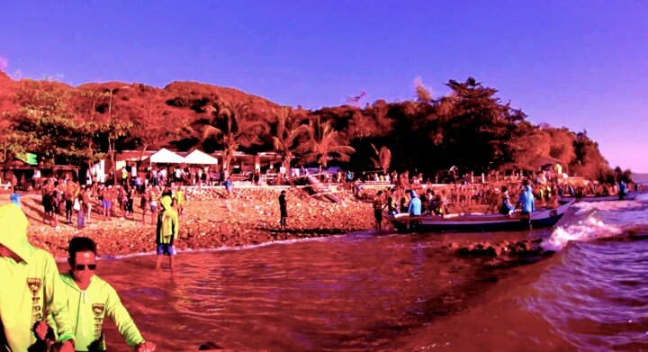 Толпы туристов на берегу