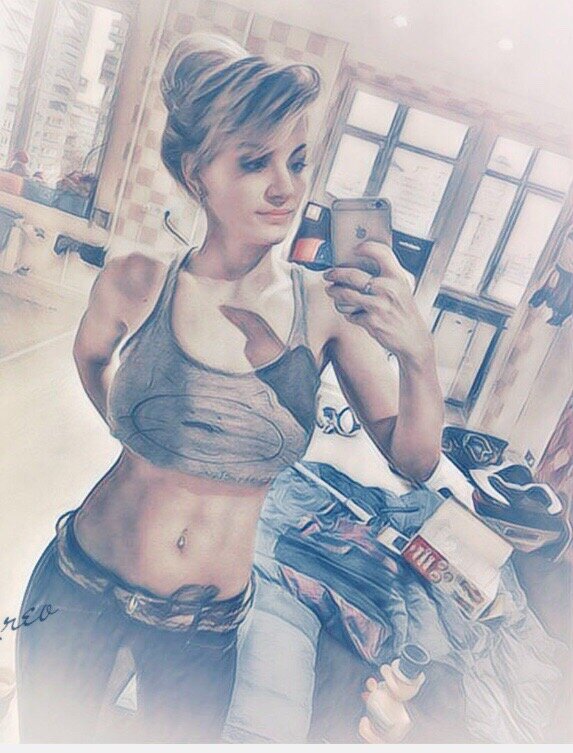  Ревнуешь?.. 
Обижаешься на него за то, что он занят?

Понимаешь, что он занят, но ОБИЖАЕШЬСЯ и не можешь с этим ничего поделать?..
⠀
Дело в том, что твои чувства и мысли живут разными реальностями 👀
Ты можешь думать, что его работа это весомый аргумент, что бы не отвечать всегда на твои звонки, но все равно обижаться на него и чувствуешь свою обиду, как она разрастается и усиливается в твоём теле, не можешь от неё освободиться и в итоге сбрасывать на него своё негодование..
⠀
Так же ты можешь думать, что он тебя обманывает и не берет трубку просто потому, что не хочет с тобой сейчас разговаривать, да и не дай Бог он вообще с красивой и обворожительной девушкой, которая может оказаться притягательной как магнит для него и он не сможет устоять и.. включается паника 😱
⠀
Активируется гамма эмоций.. страх, обида, разочарование, недоверие, осуждение, гнев, печаль, злость.. 
и казалось бы что вот тут-то у тебя есть конект с собой.. ты мыслишь и чувствуешь одно и то же и значит .. О Боже.. это интуиция.. я чувствую, что он с другой, я прям вижу это .. 😰🤭😰🥵🥺🤯
⠀
Выдыхай.. не интуиция это.. 😜
И даже не твоя чуйка.. не чувства это❗
⠀
ЭТО ТВОЙ ЭМОЦИОНАЛЬНЫЙ УМ.. 
контакта с чувствами так и не возникло.. контакта с собой настоящей.. контакта с реальностью нет.. 🤷‍♀
⠀
Что же делать? Ну самое главное это вернуться в реальность и разобраться с природой своих реакций.. почему они возникают, что за этим на самом деле скрывается... может это страх быть брошенной? Может быть страх отвергнутости, может быть сильное желание обладать и управлять.. Почему именно такие потребности и как ты на самом деле хочешь жить, какие внутренние состояния для тебя являются эффективными и ресурсными..
⠀
Что бы не было догадок и лишних иллюзий, предположений и стрессов лучше сразу работать с подсознанием на прямую, потому что все наши реакции, выводы, решения, сценарии, модели поведения.. все хранится в нашем подсознании.
⠀
А Вы с этим согласны?
⠀
#Под_сознанием
