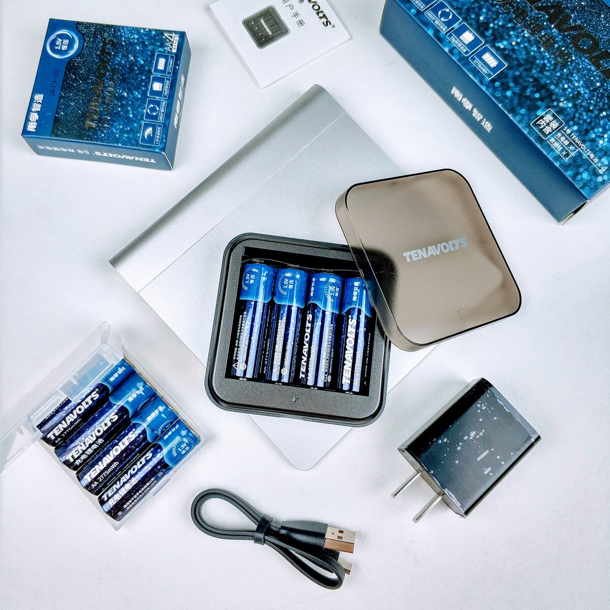 В комплекте 8 аккумуляторов, зарядное устройство, шнур и адаптер.