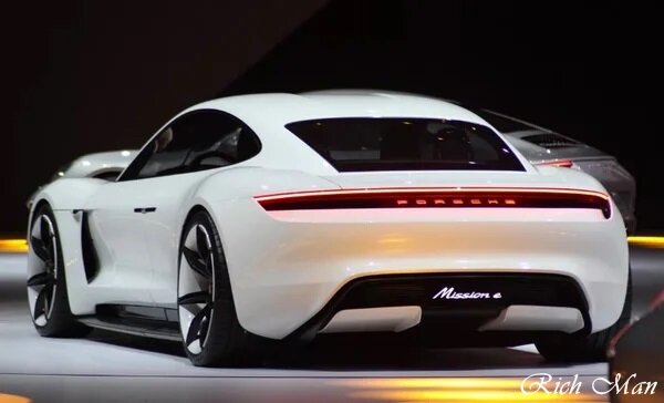 Porsche Mission E (вид сзади)