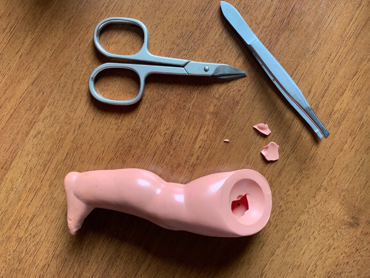 Вынула кусочки целлулоида из ноги