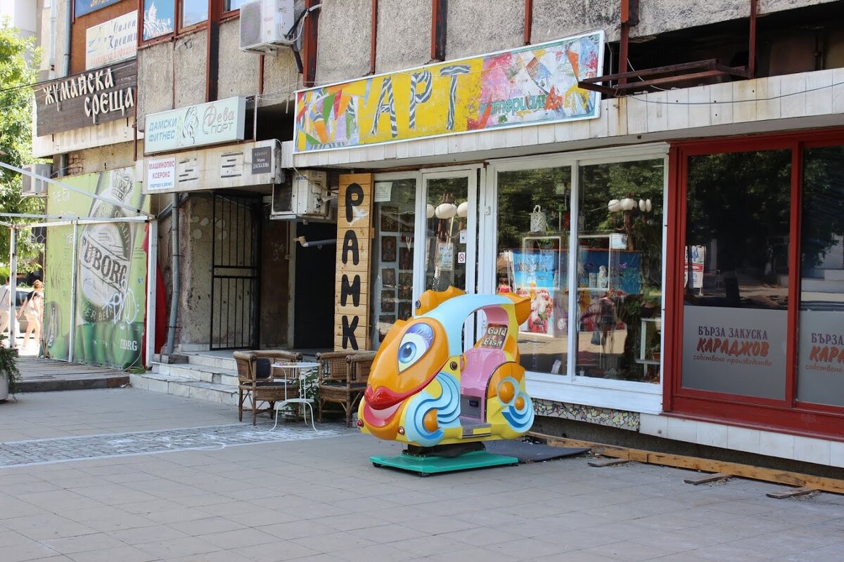 Июль 2016 года, здание в центре города. И вот даже плитка перед ним новая и аккуратная, а всё равно страшный дом был :(