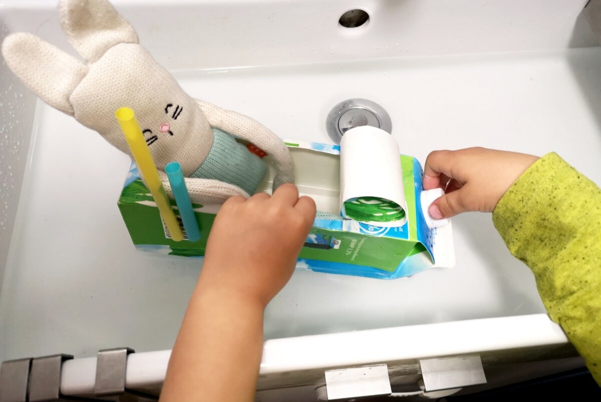 Можно посадить на лайнер человечков Lego или другие любимые игрушки, устроить им увлекательное путешествие по пенному океану или небольшому озеру