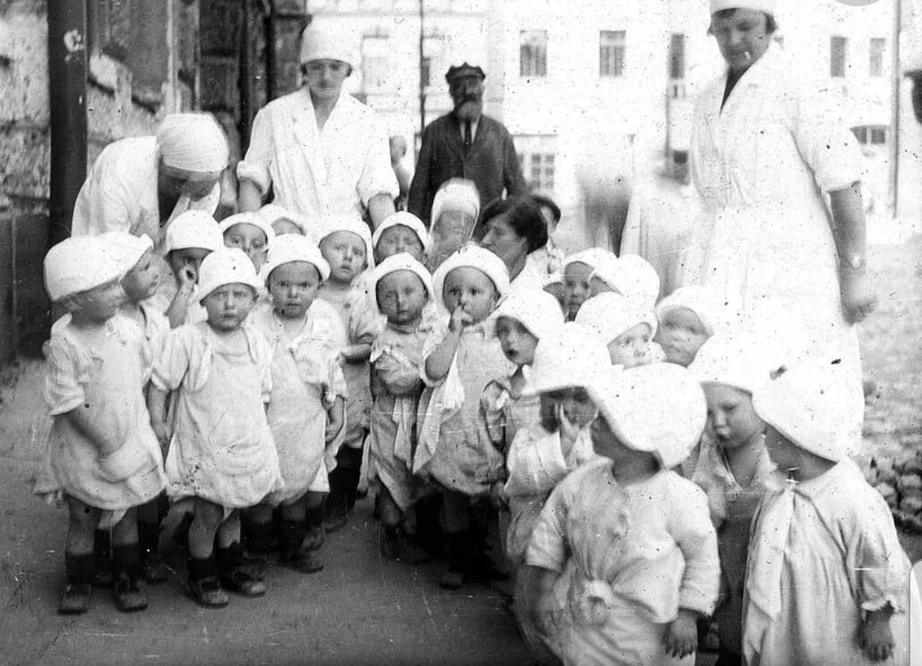 по некоторым теориям - все травмированные - ведь росли без памперсов