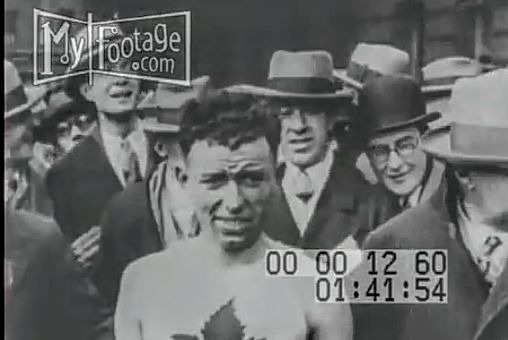 Джонни Миллс сразу после финиша в Бостоне. 19 апреля 1926 года