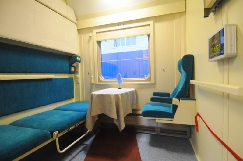 Спецкупе для инвалидов в вагоне располагается рядом с просторным/доступным туалетом 