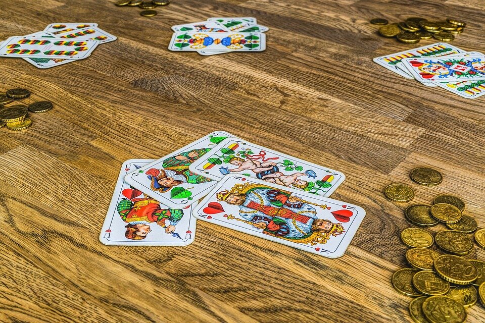 https://pixabay.com/photos/sheep-heads-card-game-bavaria-2730031/