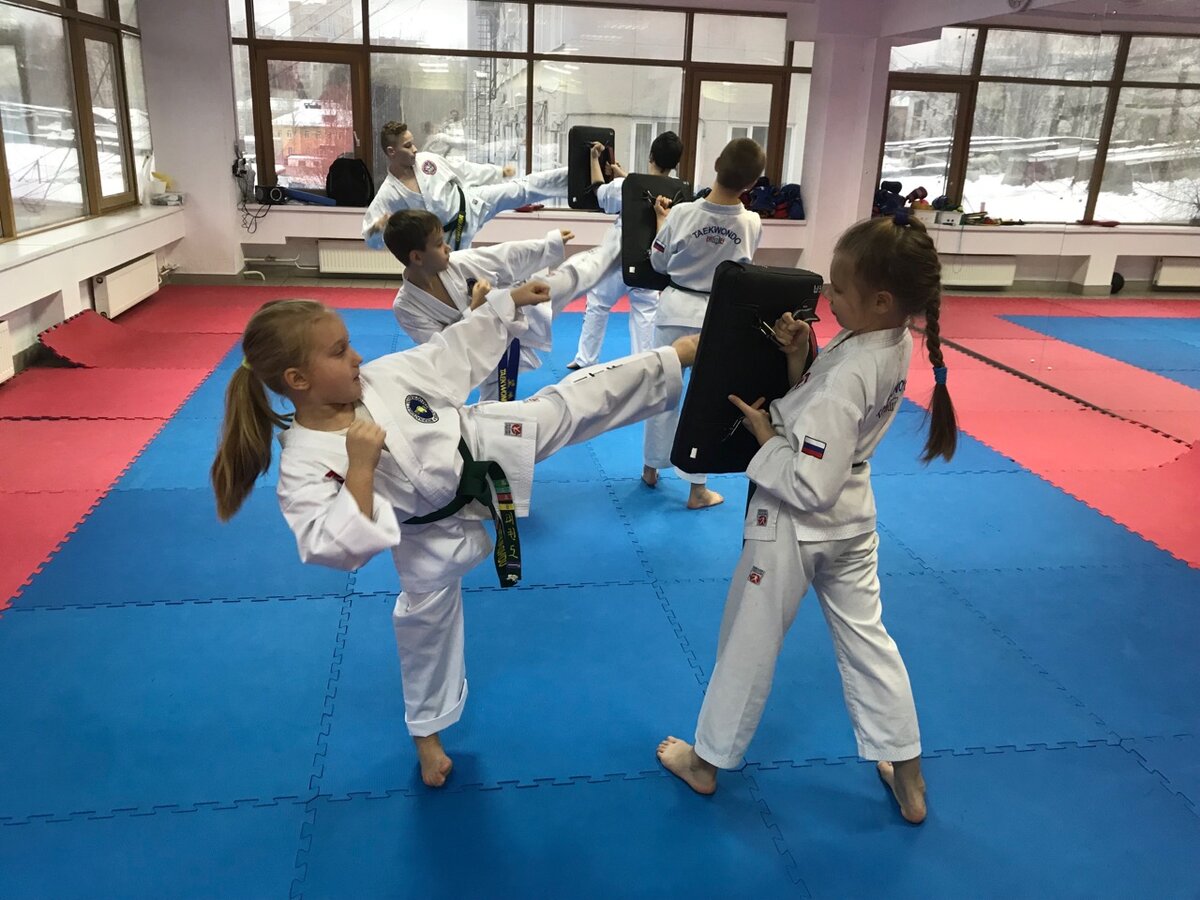 тренировка по тхэквондо для детей. школа тхэквондо. тхэквондо дети. школа тхэквондо детский. керуги тюмень школа.